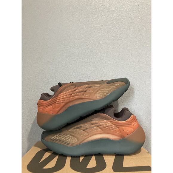 Adidas Yeezy 700 V3 Copper Fade Brand New Men’s 11.5 main image 11